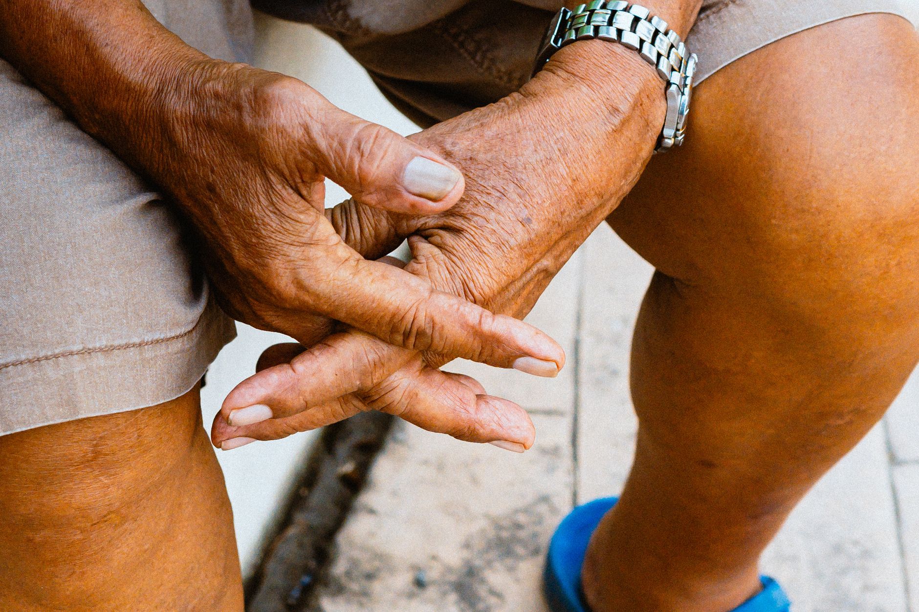 Why Parkinson’s Tremor Often Starts in One Hand
